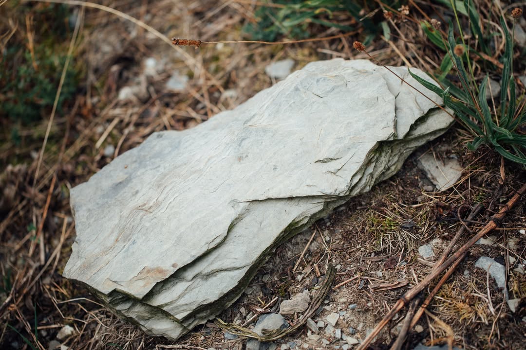 mosel-slate-nature-hand-protection-nurturing.jpg