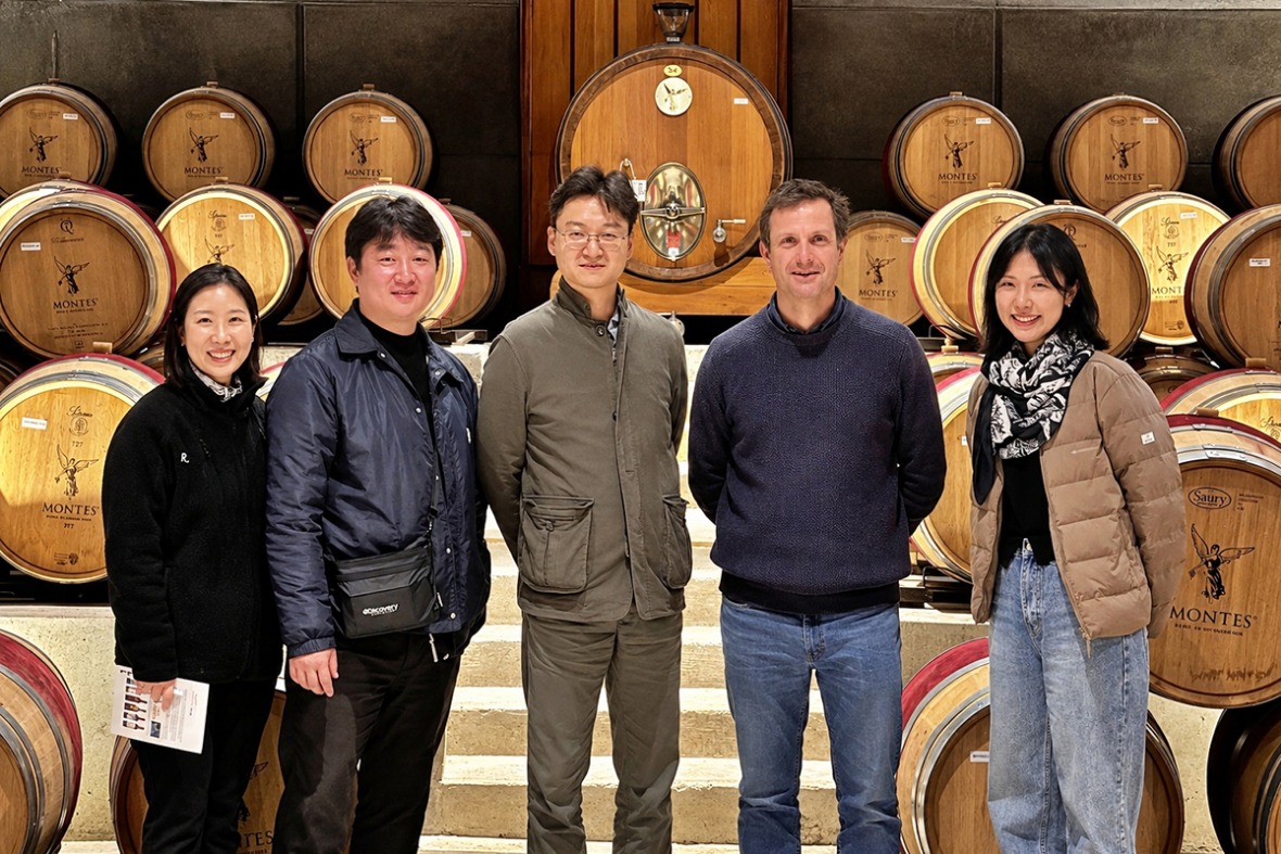 칠레 몬테스 와이너리를 방문한 나라셀라·롯데마트 관계자와 수석 와인메이커 아우렐리오 몬테스 주니어